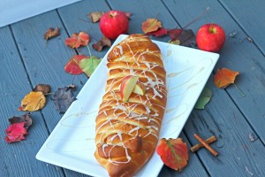 Apple cream cheese braid | carmelmoments.com