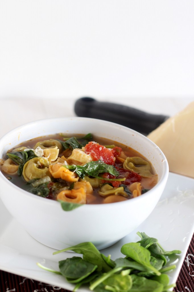 Spinach Tortellini Soup - This tortellini soup is chock full of veggies and flavor. Perfect weeknight meal. Pair up with bread for a healthy lunch or dinner. \ gatherforbread.com