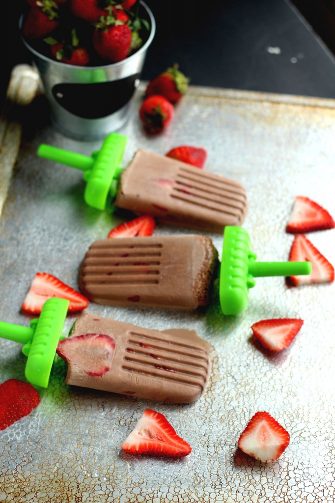 Strawberry Nutella Popsicles ~ Perfect summer ice pops made using only 3 ingredients; fresh strawberries, Nutella and milk. Refreshing cold treat bars, great for the kids.