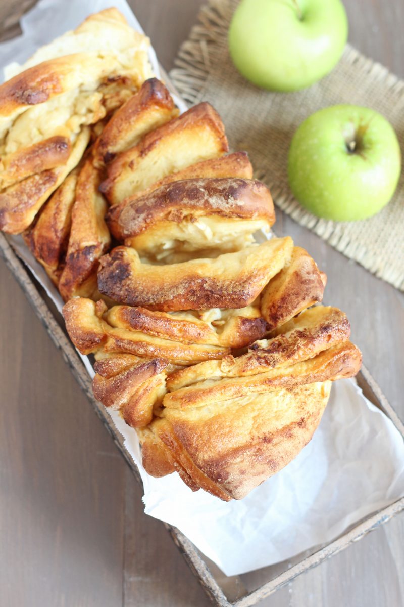 Apple cinnamon pull apart bread. Fall inspired loaf made with fresh apples, cinnamon and homemade dough makes serving bread so fun. Pull apart layers topped with cinnamon crunch.