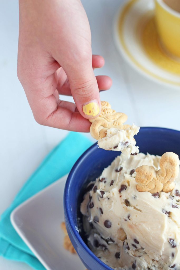 Cream Cheese Chocolate Chip Dip - 6 ingredients, 5 minutes. Super delicious!