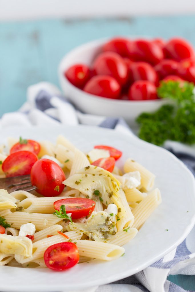 5 Ingredient Penne Pasta Salad - Easy penne pasta salad recipe, ready in 20 minutes. Perfect summer side dish. Combine artichokes, tomatoes, feta and pasta