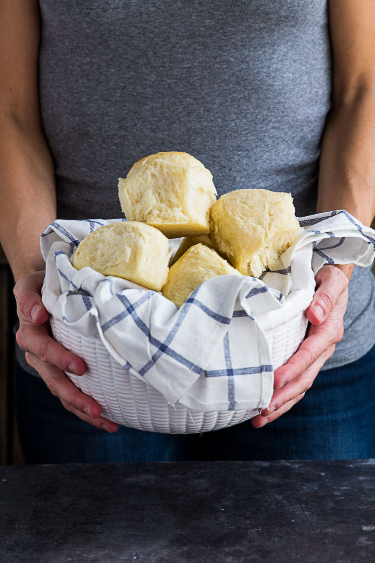 1 Hour Dinner Rolls - Easy homemade soft dinner rolls made in 1 hour. Made from scratch and perfect for the holidays.