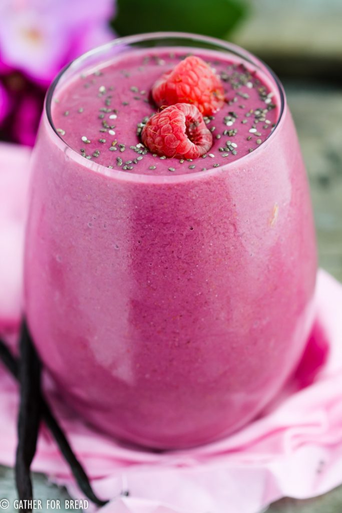 Raspberry Vanilla Protein Smoothie - Make this healthy easy fruit breakfast smoothie. Made with berry, banana and vanilla. Without yogurt, packed with nutrition.