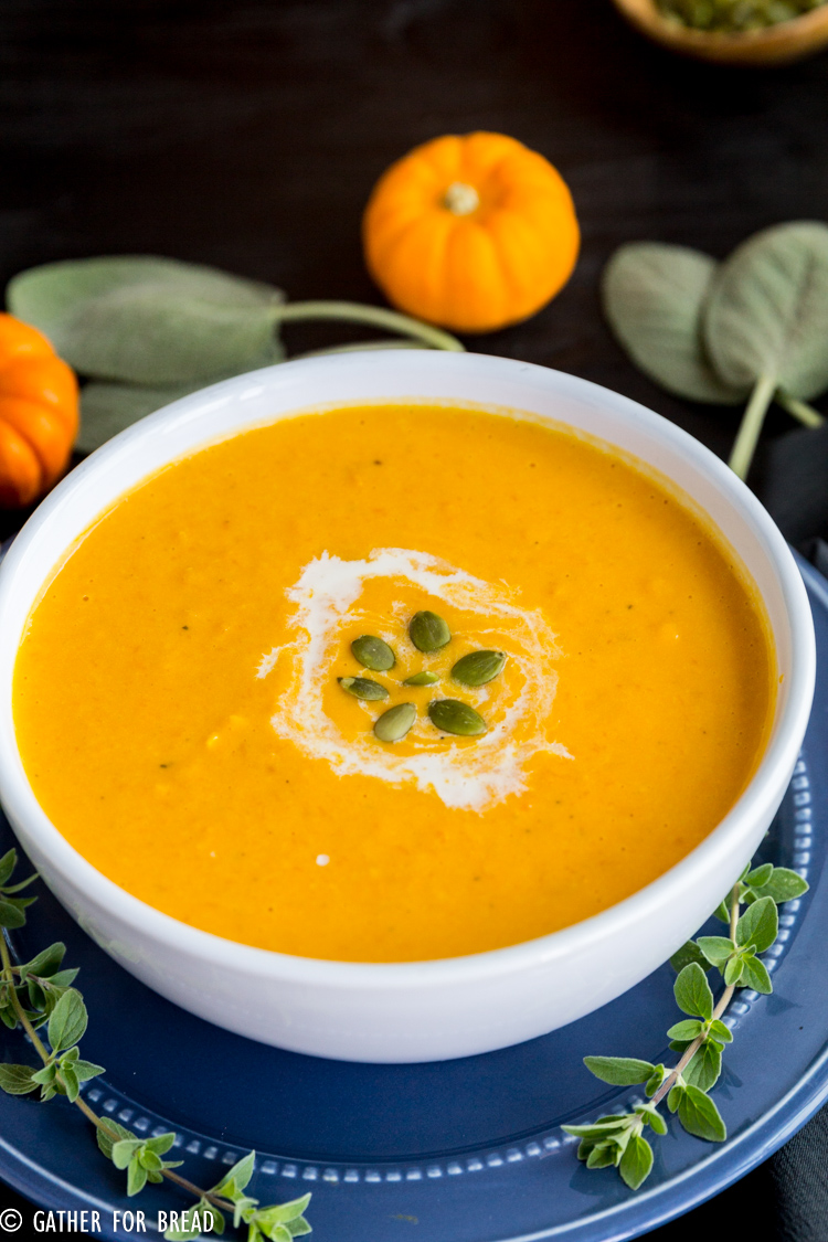 Roasted Butternut Squash Soup - Recipe for the best butternut squash soup winter. So easy and creamy. Perfect for autumn lunch or a side dish for dinner.