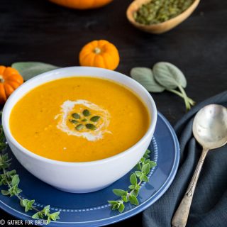 Roasted Butternut Squash Soup - Recipe for the best butternut squash soup winter. So easy and creamy. Perfect for autumn lunch or a side dish for dinner.